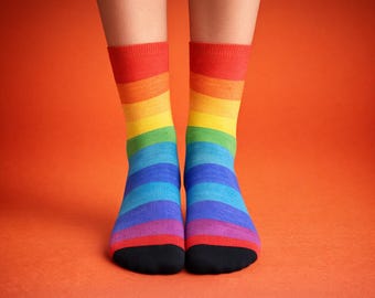 Pride Flagge Crew Socken - Gestreifte Regenbogen Strumpfwaren - Gay Pride Geschenk