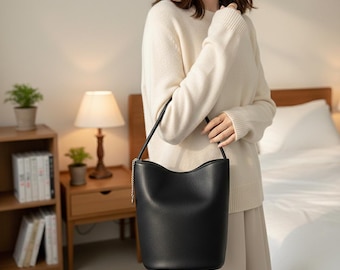 Minimalist Soft Bucket Shoulder Bag Relaxed Everyday Tote With Subtle Chain Accent Modern