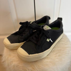 Cariuma OCA Low Top Leather Sneakers Women Size 7
