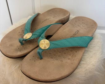 Sandalias de dedo tejidas Vionic Hilda en color verde azulado, talla 10.