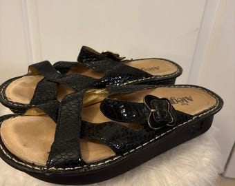 Sandalias de cuña Alegria Victoriah negras con estampado de piel de serpiente, talla 40