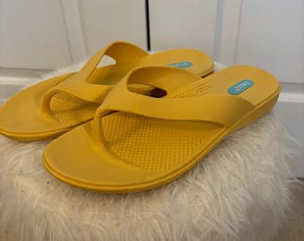 OKA B Elle Flip Flops Sandals Size US 8.5-9.5 Buttercup Yellow Comfy 3/4" heel U