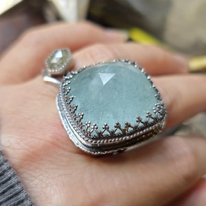 Aquamarin-Ring | 62 Karat, handgefertigt aus 925er Sterlingsilber, großer, facettierter blauer Beryll im Rosenkissenschliff, quadratisch, auffällig, Cocktail-Statement