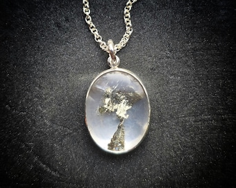 Collar de cuarzo pirita / Plata de ley 925 con cuarzo transparente con inclusiones naturales. Colgante único, hecho a mano.