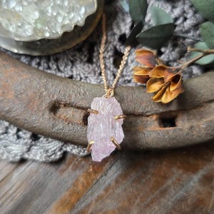 Collana con ciondolo in kunzite grezza naturale, non tagliata e non lucidata, estratta dalla terra, riempita in oro 14k o argento sterling 925 immagine 5