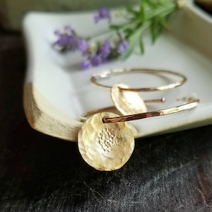 MODERNE boho-oorringen | 14k gold filled of 925 sterlingzilver | Lichtgewicht stevige gehamerde paalring met schijf, diameter van 1,5 inch
