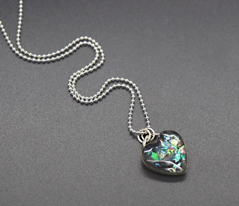 Herzförmige Halskette zur Erinnerung an verstorbene Haustiere, Anhänger aus dichroitischer Folie, Silberne Herzkette, Schmuck zur Erinnerung an verstorbene Haustiere, Aschekette, Trauerschmuck Bild 3
