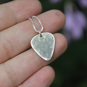 Vingerafdrukketting voor mannen, zilveren gitaarplectrumketting, cadeaus voor muzikanten, cadeau voor gitaristen, duimafdruksieraden, trendy sieraden, rouw
