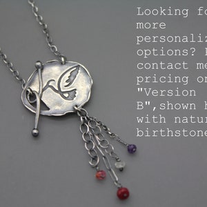 Op de afbeelding: Zilveren ketting met een delicate vogelvormige hanger en een ketting met meerdere bedels en natuurlijke edelstenen. De hanger is getextureerd en heeft een rustieke uitstraling. De ketting wordt getoond tegen een grijze achtergrond. "Op zoek naar meer personalisatie-opties? Neem contact met me op voor de prijzen van "Versie B", die hier wordt getoond met natuurlijke geboortesteen."