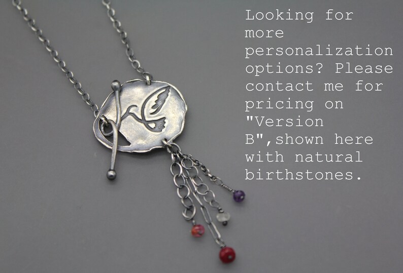 Op de afbeelding: Zilveren ketting met een delicate vogelvormige hanger en een ketting met meerdere bedels en natuurlijke edelstenen. De hanger is getextureerd en heeft een rustieke uitstraling. De ketting wordt getoond tegen een grijze achtergrond. "Op zoek naar meer personalisatie-opties? Neem contact met me op voor de prijzen van "Versie B", die hier wordt getoond met natuurlijke geboortesteen."