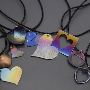 Colar de Dia dos Namorados, presente de Dia dos Namorados, pingente de coração, joias de titânio, titânio anodizado, colar de arco-íris, joias coloridas, pronto para enviar
