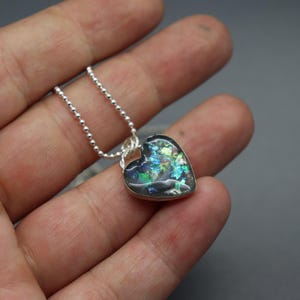 Herzförmige Halskette zur Erinnerung an verstorbene Haustiere, Anhänger aus dichroitischer Folie, Silberne Herzkette, Schmuck zur Erinnerung an verstorbene Haustiere, Aschekette, Trauerschmuck Bild 4
