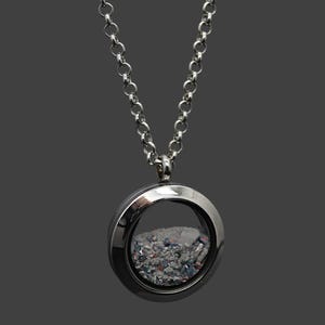 Bloemenkrans als aandenken bij een begrafenis, ring met geperste bloemen, gedroogde bloemen, zandketting, verlies van een geliefde, geconserveerde bloemen, flessenketting, haarsieraad