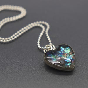 Herzförmige Halskette zur Erinnerung an verstorbene Haustiere, Anhänger aus dichroitischer Folie, Silberne Herzkette, Schmuck zur Erinnerung an verstorbene Haustiere, Aschekette, Trauerschmuck Bild 2
