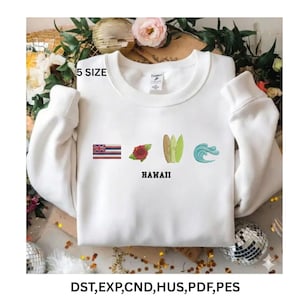 Puede incluir: Sudadera blanca de cuello redondo con diseños bordados con temática hawaiana. Presenta una bandera hawaiana, una rosa roja, tablas de surf y una ola. La palabra "HAWAII" está bordada debajo. El texto "5 SIZE" es visible en la parte superior izquierda.