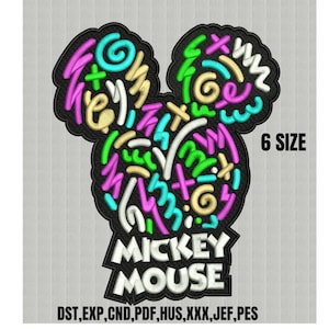 Op de afbeelding: Geborduurde Mickey Mouse patch met een kleurrijk, abstract ontwerp. Het ontwerp heeft neonroze, groene, gele en witte accenten. De tekst "MICKEY MOUSE" staat onderaan, met "6 SIZE" rechts.