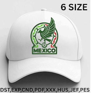 Puede incluir: Una gorra de béisbol blanca con un emblema bordado en verde, blanco y rojo de un águila posada sobre un balón de fútbol dentro de un marco circular. El texto "MEXICO" está bordado en verde debajo. El texto "6 SIZE" y "DST,EXP,CND,PDF,XXX,HUS,JEF,PES" aparecen.