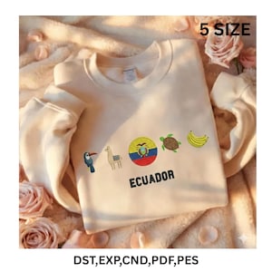 Op de afbeelding: Crèmekleurige sweatshirt met geborduurde ontwerpen. Voorzien van een toekan, lama, Ecuador-vlag, schildpad en bananen. Het woord "ECUADOR" staat onder de ontwerpen. De tekst "5 SIZE" staat bovenaan. De tekst "DST, EXP, CND, PDF, PES" staat onderaan.