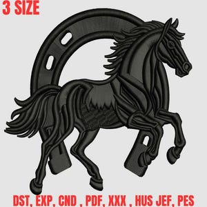 Könnte beinhalten: Schwarzes Stickdesign mit einem Pferd und einem Hufeisen. Das Pferd ist in Bewegung dargestellt, mit einem Hufeisen darüber. Der Text "3 SIZE" steht oben, und Dateityp-Abkürzungen stehen unten.