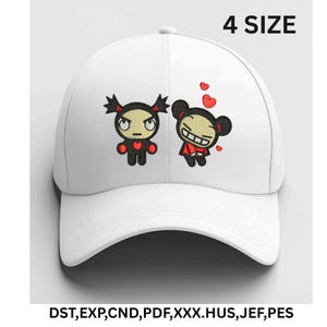 以下が含まれることがあります： 2 人の漫画のキャラクターが刺繍されたデザインの白い野球帽。一人は厳しい表情で、もう一人は上にハートを付けて笑顔です。「4 SIZE」という文字がデザインの上にあります。