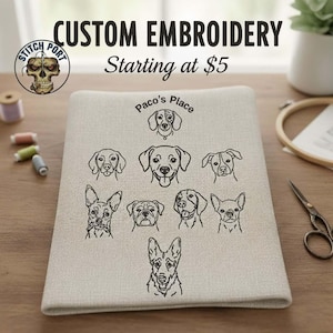 Op de afbeelding: Op maat gemaakte borduursels op een beige stof, met verschillende hondenrassen. De tekst "Custom Embroidery" en "Paco's Place" zijn zichtbaar. Een schedellogo staat in de linkerbovenhoek. De afbeelding toont een gepersonaliseerd product met een huisdierthema.