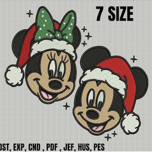 Puede incluir: Diseño bordado con cabezas de Mickey y Minnie Mouse con gorros de Papá Noel. Minnie tiene un lazo verde con lunares blancos. El texto "7 SIZE" está encima de los personajes. Debajo están los tipos de archivo: DST, EXP, CND, PDF, JEF, HUS, PES.