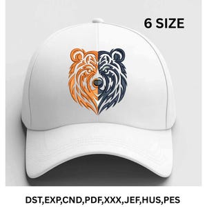 Peut inclure: Casquette de baseball blanche avec un motif d'ours divisé. Une moitié est orange, l'autre est bleu marine. Le texte "6 SIZE" est au-dessus de la casquette. En dessous, les formats de fichiers: DST, EXP, CND, PDF, XXX, JEF, HUS, PES.