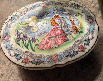 Vintage 1989 Heritage House Valentine Serenade fin Porcelain Musi Box - Some Enchanted Evening Music Box Red Interior