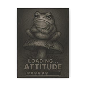 Könnte beinhalten: Leinwanddruck mit einem grimmigen Frosch, der auf einem Pilz sitzt. Der Frosch hat die Arme verschränkt und einen strengen Gesichtsausdruck. Der Text "LOADING... ATTITUDE" steht darunter, mit einer Ladebalken-Grafik.