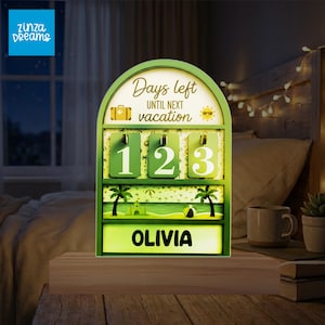 Op de afbeelding: Een groene houten vakantie aftelkalender met de tekst "Days left until next vacation" en de naam "Olivia". De kalender toont de nummers 123. Het ontwerp bevat een strandscène met palmbomen en een koffer.