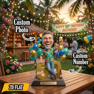 Könnte beinhalten: Eine personalisierte Wackelkopf-Figur eines lächelnden Mannes mit Bart, der ein tropisches Hemd und Jeans trägt und sich an eine große goldene Zahl 50 lehnt. Der Sockel hat ein Namensschild mit der Aufschrift ANTHONY, umgeben von Luftballons.
