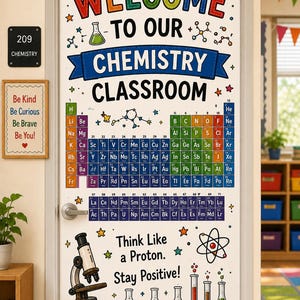 Può includere: Una decorazione per porta di un'aula con il testo Welcome to our Chemistry Classroom, una tavola periodica, un microscopio e becher colorati. Il design include grafiche a tema scientifico, stelle e il nome Mrs. Emliy in basso.