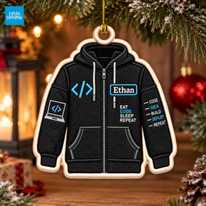 Könnte beinhalten: Ein schwarzer Kapuzenpullover-Anhänger mit Reißverschluss, verziert mit einem hellblauen Code-Klammer-Symbol, einem Laptop-Icon und dem Namen Ethan. Der Text lautet EAT CODE SLEEP REPEAT und listet CODE, IDEA, BUILD, DEPLOY und REPEAT auf.