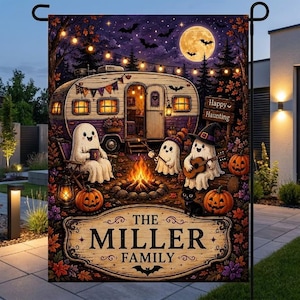 Puede incluir: Una bandera de jardín rectangular con una caravana vintage, tres fantasmas, una fogata y calabazas bajo una luna llena. El texto dice "Happy Haunting" y "THE MILLER FAMILY". La escena está decorada con luces de cadena y follaje otoñal.