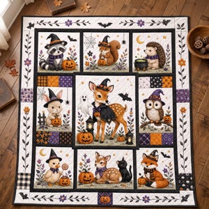Op de afbeelding: Een rechthoekige quilt met een centraal paneel van een reekalf met een heksenhoed, omringd door kleinere panelen met een wasbeer, eekhoorn, egel, konijn, uil, eend, hert en vos, allemaal in Halloween-kostuum met pompoenen en vleermuizen.