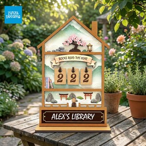 Könnte beinhalten: Holzregal-förmiger Zähler mit japanischem Gartenmotiv. Es zeigt einen Kirschblütenbaum, Miniatur-Torii-Tore und den Text "BOOKS READ THIS YEAR" und "ALEX'S LIBRARY". Der Zähler zeigt die Zahl 222 an.