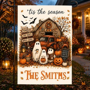 以下が含まれることがあります： 上部に「tis the season」、下部に「THE SMITHS」の文字が書かれた長方形のガーデンフラッグ。イラストには、3体の幽霊、素朴な納屋、ヴィンテージのオレンジ色のトラック、カボチャ、コウモリ、そして「PUMPKINS」「HAY RIDES」「APPLE CIDER」「SWEATERS」「BONFIRES」「CRISP AIR」「SPOOKY NIGHTS」と書かれた看板が描かれています。