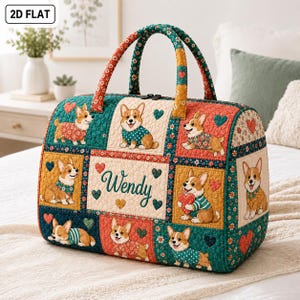 Peut inclure: Un sac de voyage matelassé avec un motif patchwork de chiens Corgi dans diverses tenues, de petits cœurs et des motifs floraux. Le panneau central affiche le nom Wendy en écriture cursive. Le sac possède deux anses et une fermeture éclair.