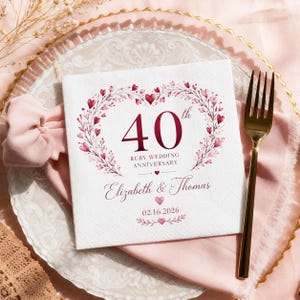 Peut inclure: Une serviette en papier carrée blanche ornée d'une couronne en forme de cœur composée de petits cœurs rouges et roses. Le texte indique 40th Ruby Wedding Anniversary, Elizabeth & Thomas, et 02.16.2026, avec des motifs floraux et une écriture cursive.