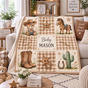 Può includere: Una coperta trapuntata per neonati con motivo a quadretti beige e bianco, decorata con illustrazioni di un orsetto con cappello da cowboy, un cavallo, stivali da cowboy, un cactus, un ferro di cavallo e stelle. Il pannello centrale riporta Baby MASON.