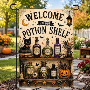 Peut inclure: Un drapeau de jardin rectangulaire avec le texte WELCOME TO OUR POTION SHELF, un chat noir, un crâne, une citrouille et diverses bouteilles en verre étiquetées Witch's Brew, Bat Wings, Deadly Night Shade, Zombie Fizz, Eye of Newt et Frog's Toes.