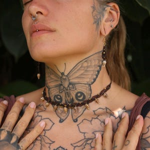 Puede incluir: Un juego de tres tazas de cerámica con un acabado mate moteado. Las tazas son en tonos crema, gris claro y gris oscuro. Cada taza tiene un diseño simple y minimalista y un asa redondeada.