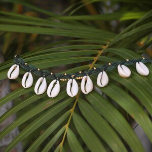 Collana girocollo con conchiglie di ciprea / Collana boho in macramè / Ornamento da spiaggia in macramè fatto a mano