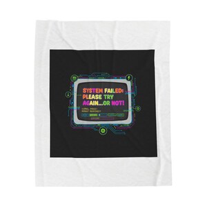 Peut inclure: Une couverture carrée blanche avec un carré noir au centre, ornée d'un graphisme d'écran d'ordinateur rétro. L'écran affiche le texte "SYSTEM FAILED: PLEASE TRY AGAIN...OR NOT!" en couleurs, avec un motif de circuit imprimé.