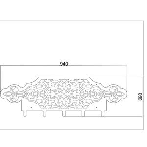 Pode incluir: Uma decoração de parede decorativa com um intrincado design floral simétrico. A peça tem 94 cm de largura e 29 cm de altura, com padrões recortados. Inclui quatro pequenos ganchos na parte inferior.