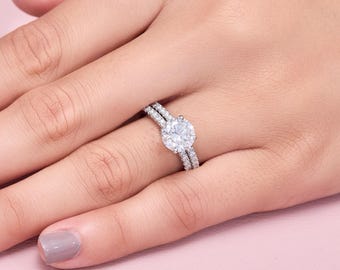 Anillo de compromiso de moissanita de talla redonda, banda pavé de plata de ley, conjunto de anillos de aniversario apilables para dos personas.