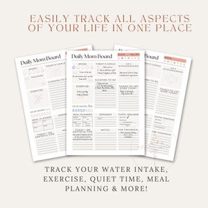 Könnte beinhalten: Drei weiße Daily Mom Board-Planer mit dem Text "EASILY TRACK ALL ASPECTS OF YOUR LIFE IN ONE PLACE" und "TRACK YOUR WATER INTAKE, EXERCISE, QUIET TIME, MEAL PLANNING & MORE!"