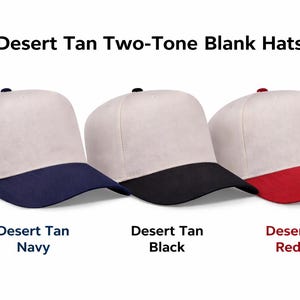 Puede incluir: Una taza de cerámica blanca con un asa negra y el texto "But First, Coffee" en negro, con una fuente de estilo manuscrito. La taza está sobre una superficie blanca.