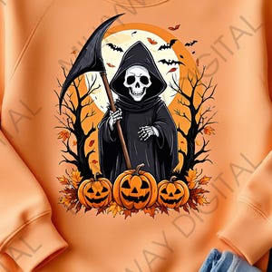 Op de afbeelding: Oranje sweatshirt met een Halloween-ontwerp. De afbeelding toont een Grim Reaper met een zeis, pompoenen en een volle maan. Het sweatshirt wordt gecombineerd met een blauwe jeans en een scrunchie. Perfect voor Halloween.