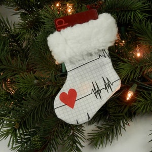 Perfect cadeau voor zorgverleners, mini-kerstsok voor heat Beat EKG met pluizige witte rand van sherpafleece, houder voor kerstcadeaukaart
